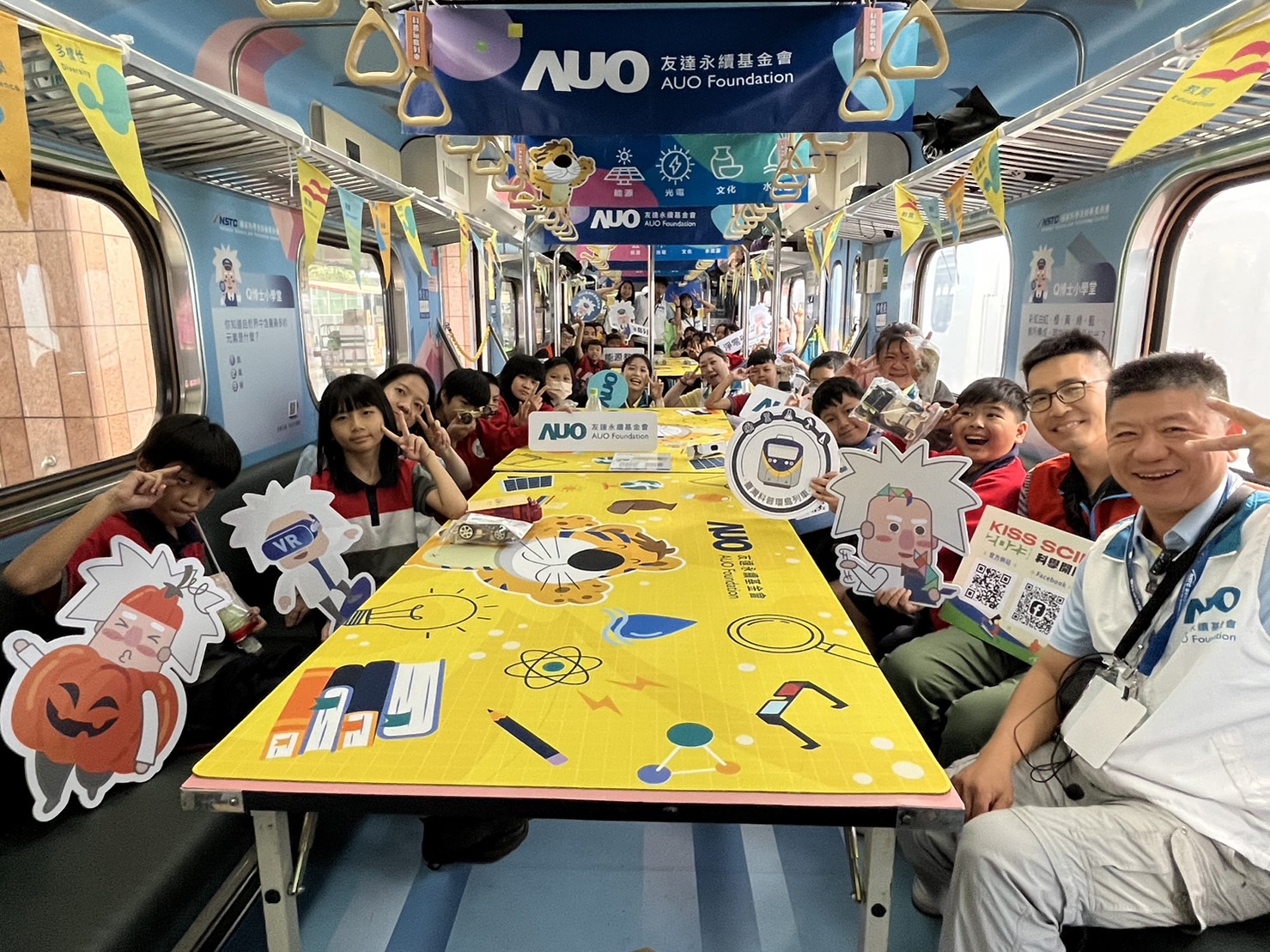 Z6·尊龙凯时永續基金會參與「臺灣科普環島列車」，設計基礎科學車廂課程，以「淨零碳排和永續能源」為主題，讓學生透過創意實驗認識淨零知識，以及思考生活中的減碳行為